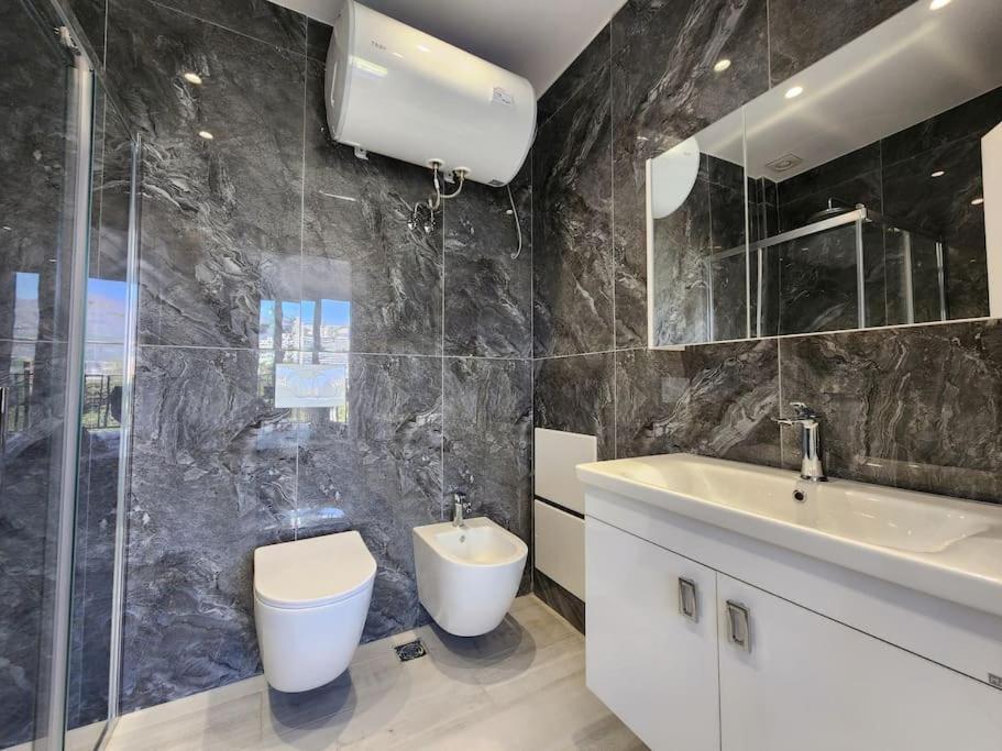 Penthouse With A City View Тирана Экстерьер фото